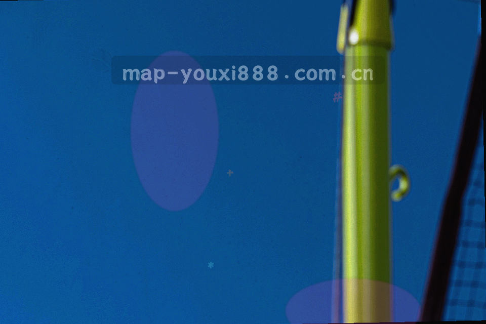 暗色桌面上的机械键盘与显示器特写，屏幕反射出青色霓虹光